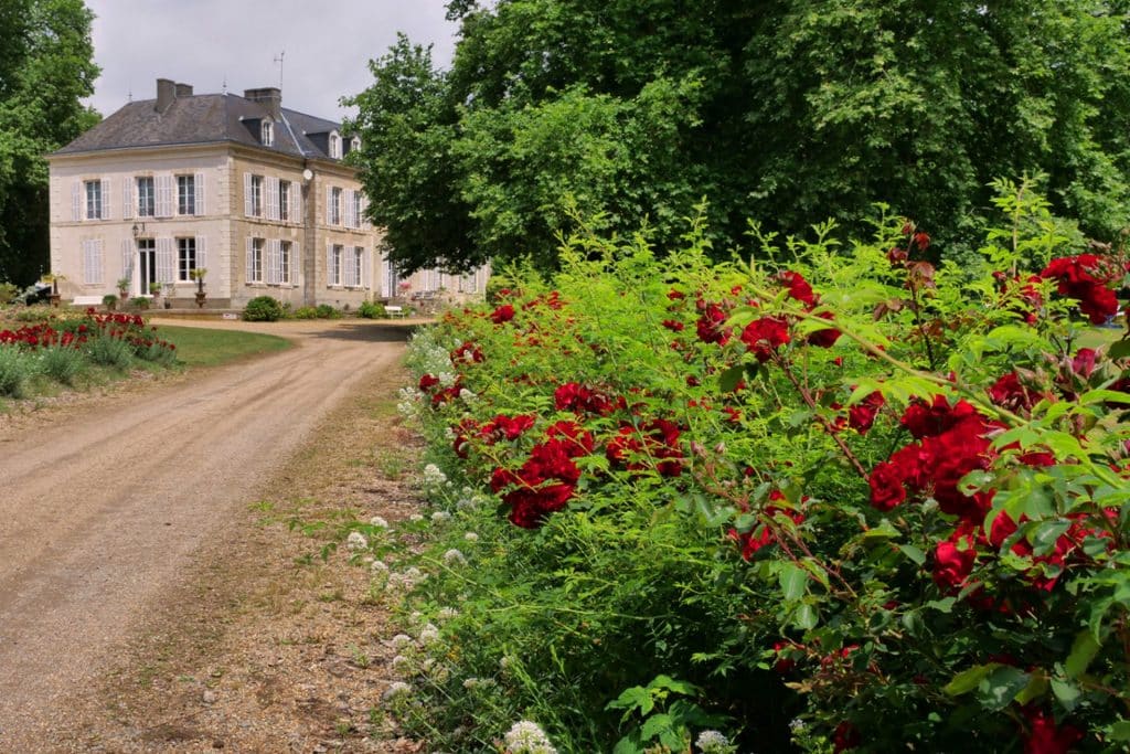 Camping 5 étoiles Château de Chanteloup : vue du Château avec les rosiers