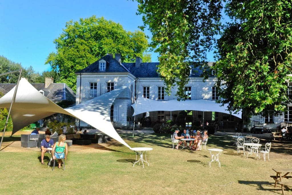 Camping 5 étoiles Château de Chanteloup : espace lounge devant le château