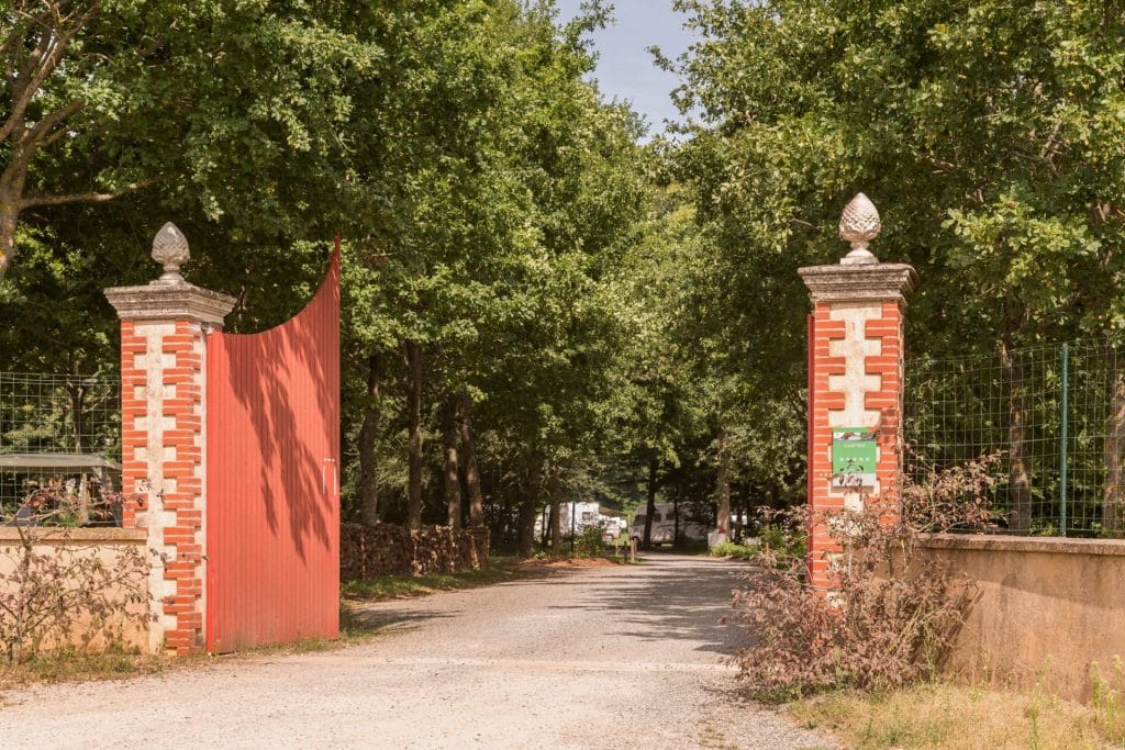 Camping 5 étoiles Château de Chanteloup : grand portail de l'entrée