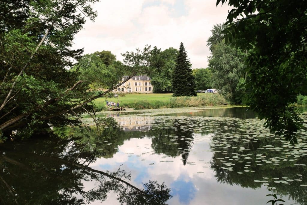 Camping 5 étoiles Château de Chanteloup : vue du château au bout du lac