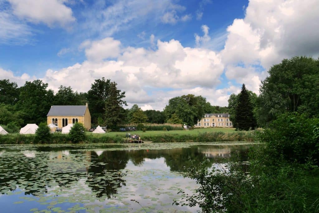 Camping 5 étoiles Château de Chanteloup : vue du château avec le lac