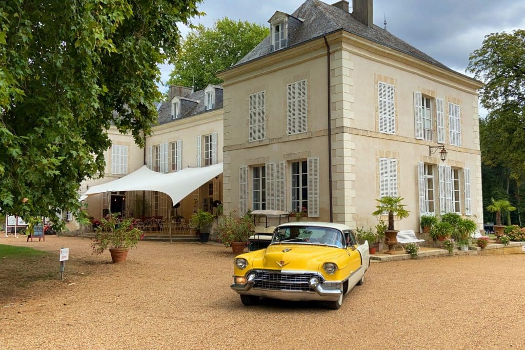 Camping 5 étoiles Château de Chanteloup : Vue du château avec vieille voiture