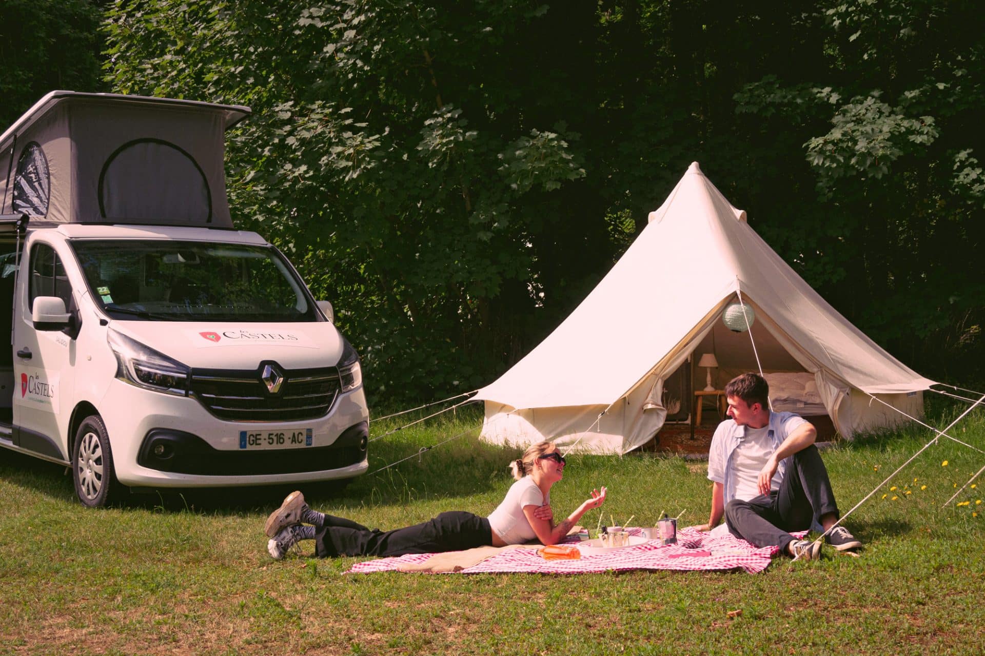 Camping 5 étoiles Château de Chanteloup : un couple devant le château