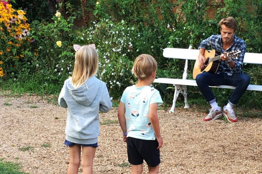 Camping 5 étoiles Château de Chanteloup : jeune joue de la guitare