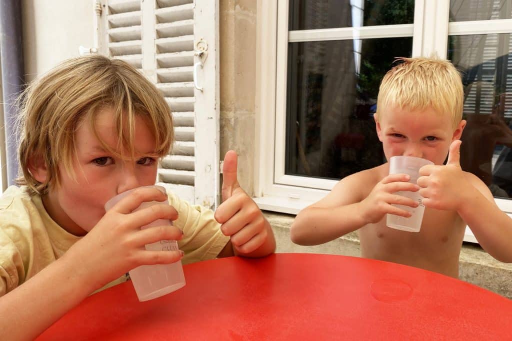 Camping 5 étoiles Château de Chanteloup : Kids au Bar, Pouces levés