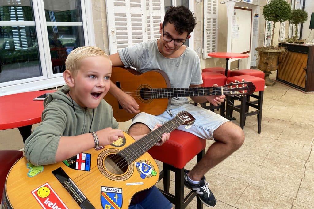 Camping 5 étoiles Château de Chanteloup : Terrasse, séances de Guitare