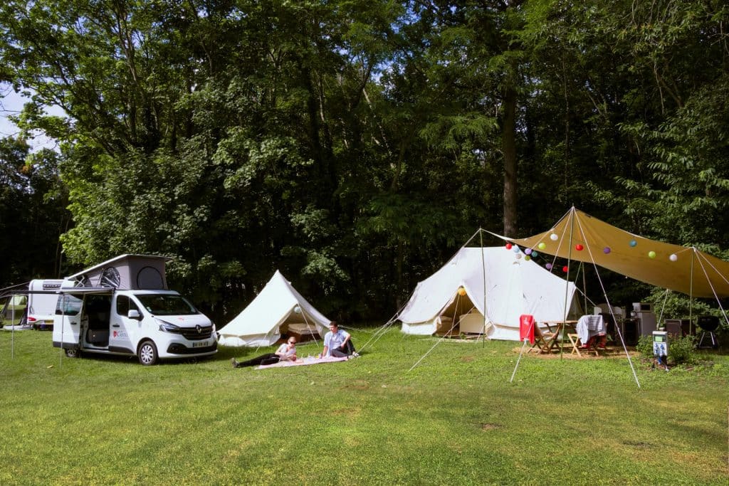 Camping 5 étoiles Château de Chanteloup : vue sur le Glamping devant le château