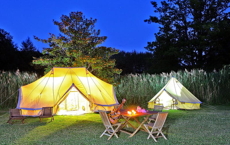 Camping 5 étoiles Château de Chanteloup : vue sur un Glamping la nuit