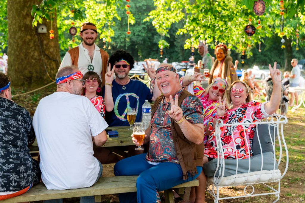 Camping Chateau De Chanteloup : Event 24h Auto 2025 Domaine De Chanteloup Ambiance Flower Power