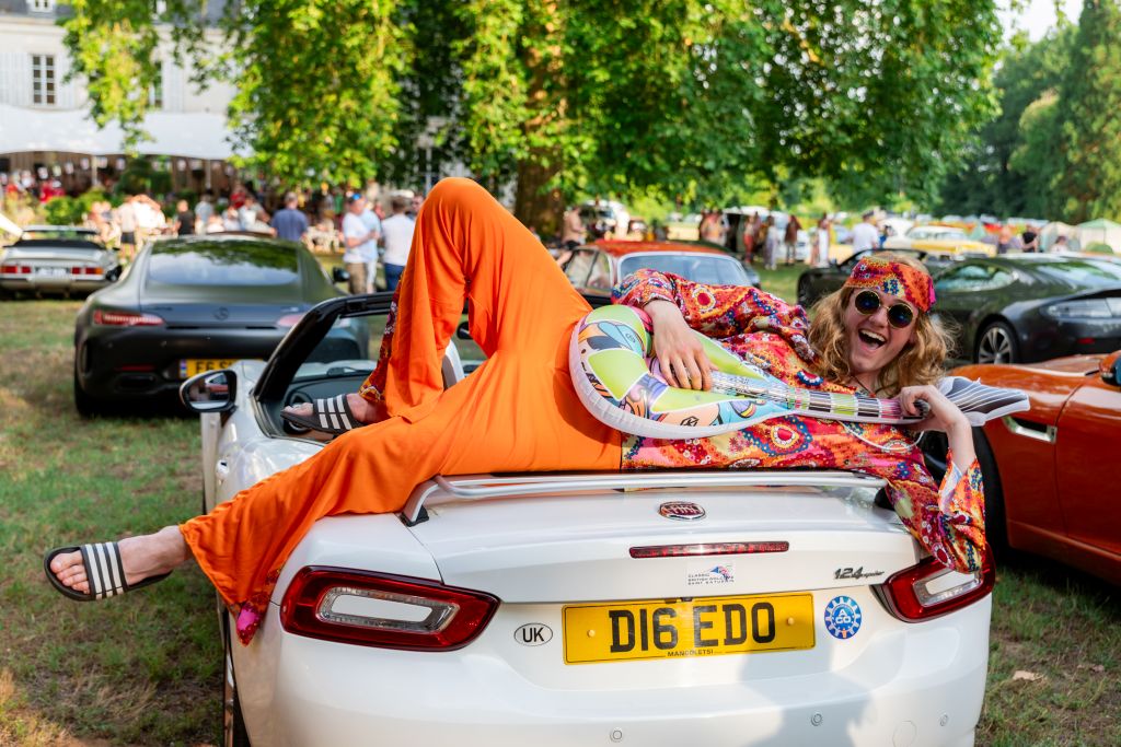 Camping Chateau De Chanteloup : Event 24h Auto 2025 Domaine De Chanteloup Peace And Love Sur La Voiture