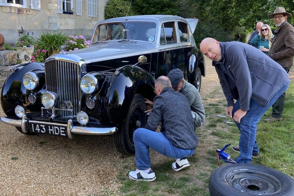 Camping 5 étoiles Château de Chanteloup - Le Mans Classic - Vieille voiture changement d'une roue