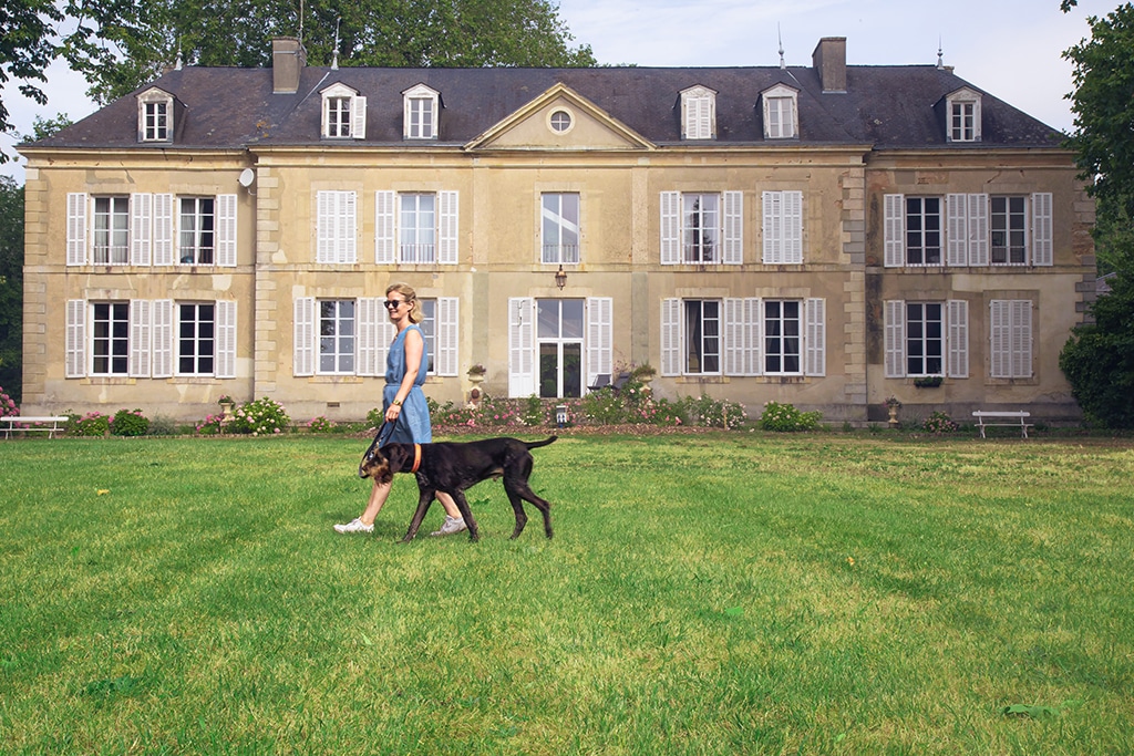 Camping 5 étoiles Château de Chanteloup - Face arriere du chateau, femme avec son chien