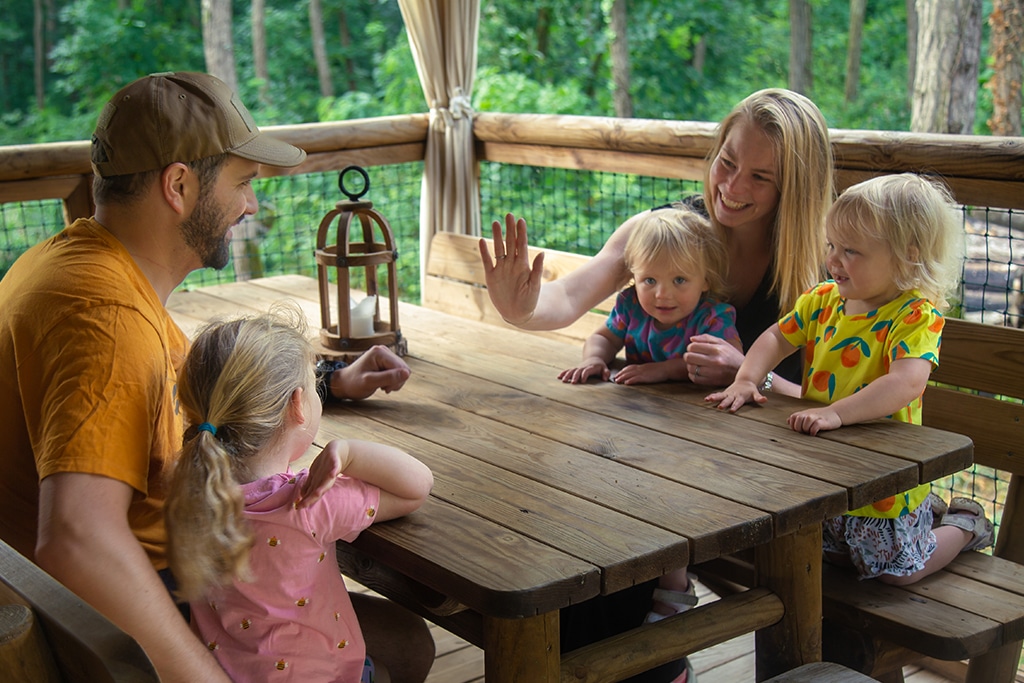 Camping 5 étoiles Château de Chanteloup - Famille sur la terrasse d'une cabane