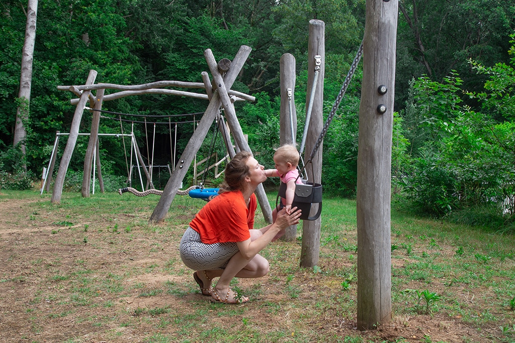 Camping 5 étoiles Château de Chanteloup - Maman et Bebe aire de jeux, vue de loin