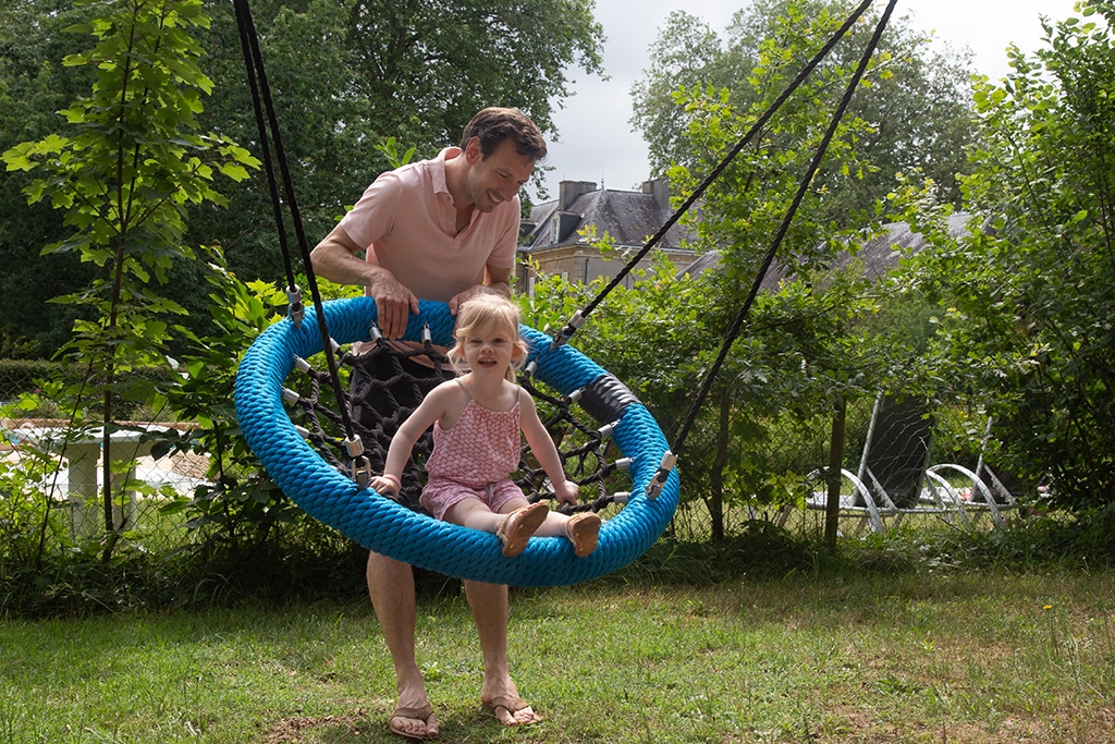 Camping 5 étoiles Château de Chanteloup - Père et sa fille, aire de jeux