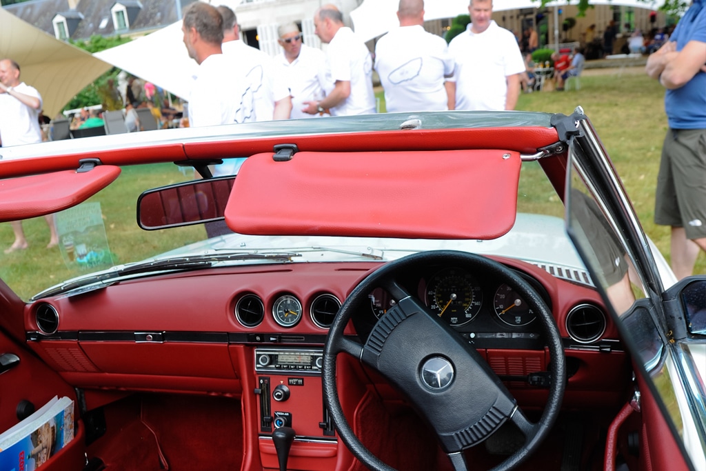 Camping 5 étoiles Château de Chanteloup - Les 24H du Mans 2023 - à l'intérieur d'une voiture