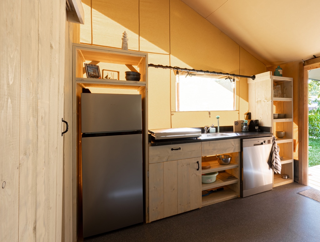 Camping 5 étoiles Château de Chanteloup - espace cuisine tentes lodges safari