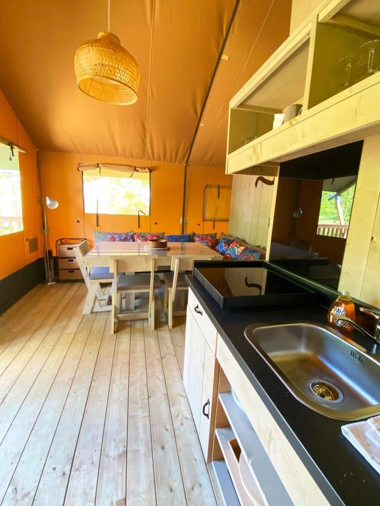 Camping Chateau De Chanteloup : Uluru Sejour Cuisine