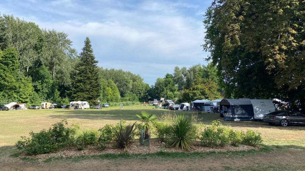 Camping Château de Chanteloup : Camping Château de Chanteloup – Blick auf die Stellplätze am See