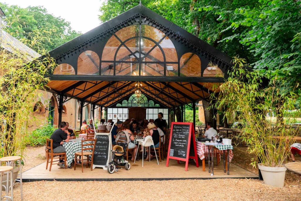 Camping 5 étoiles Château de Chanteloup : halle du restaurant