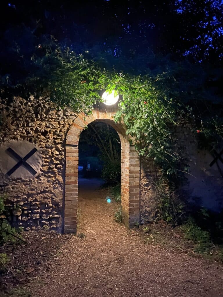 Camping 5 étoiles Château de Chanteloup : porte accès piscine