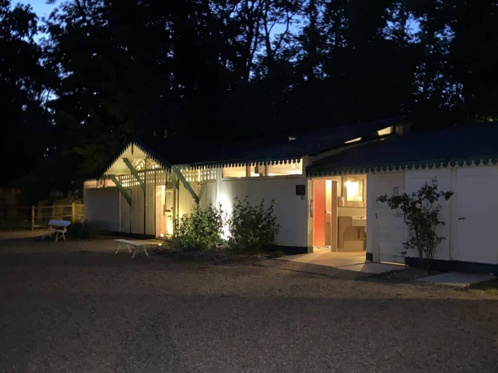 Camping 5 étoiles Château de Chanteloup : bâtiment sanitaires en soirée la nuit