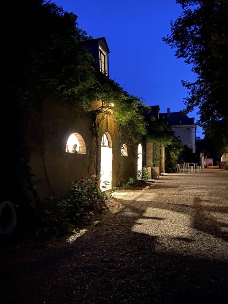 Camping 5 étoiles Château de Chanteloup : bâtiment douches femmes en soirée