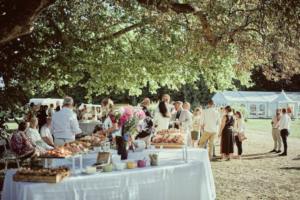 Camping 5 étoiles Château de Chanteloup : buffet aperitif évènement mariage en septembre