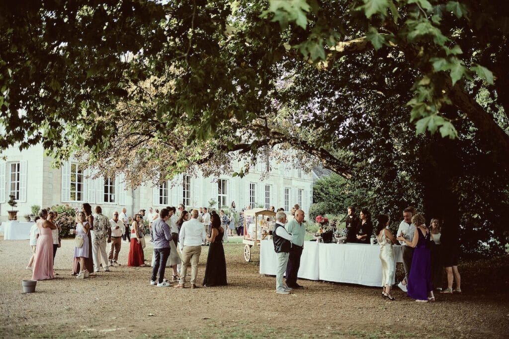 Camping 5 étoiles Château de Chanteloup : invités espace arrière chateau buffet évènement mariage en septembre
