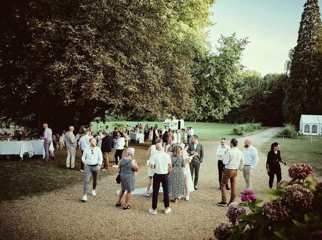 Camping 5 étoiles Château de Chanteloup : invités espace arrière chateau évènement mariage en septembre