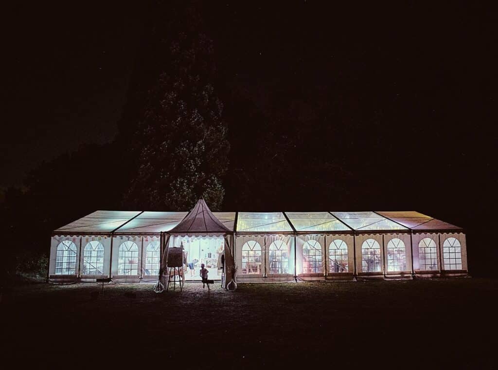 Camping 5 étoiles Château de Chanteloup : location barnum évènement mariage en septembre