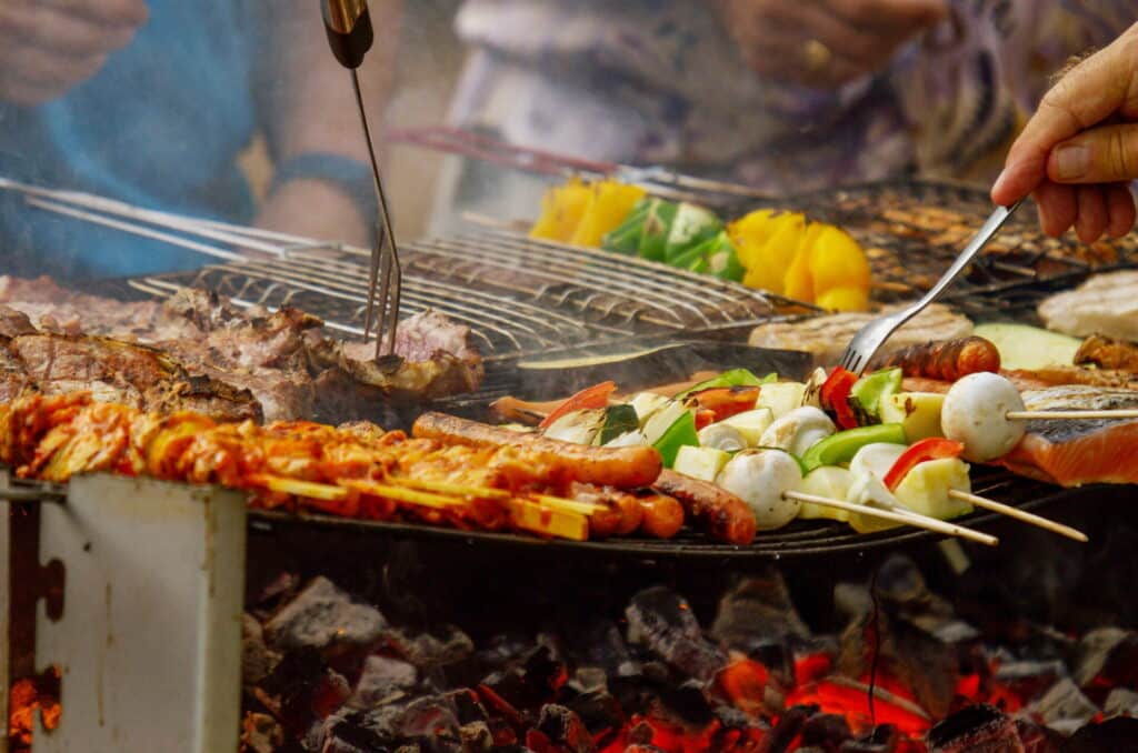 Camping 5 étoiles Château de Chanteloup : animation grand BBQ samedi soir en haute saison viande et legumes sur le grill