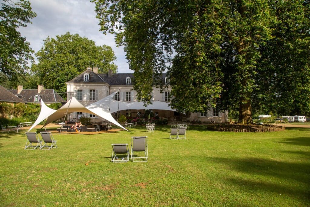 Camping 5 étoiles Château de Chanteloup : espace lounge devant le chateau