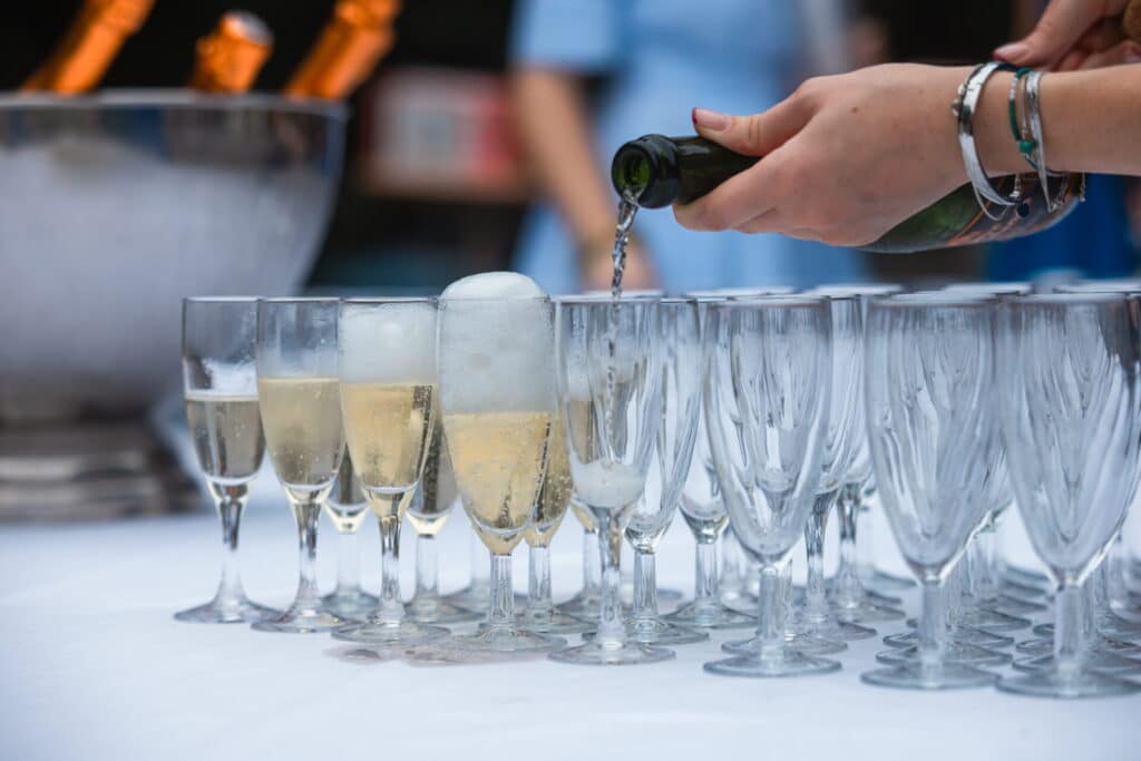 Camping 5 étoiles Château de Chanteloup : animation grand BBQ samedi soir en haute saison coupes de Champagne