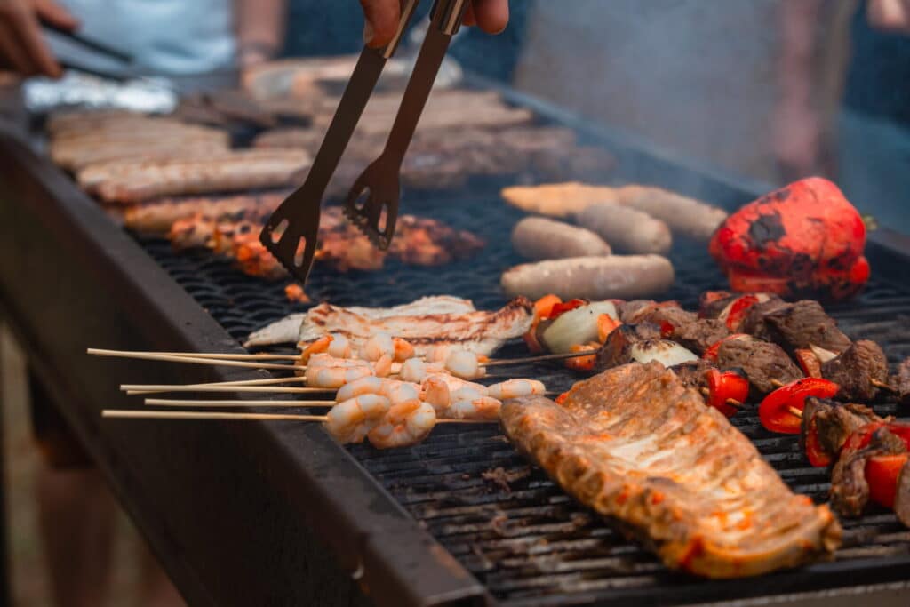 Camping 5 étoiles Château de Chanteloup : animation grand BBQ samedi soir en haute saison viande sur les braises