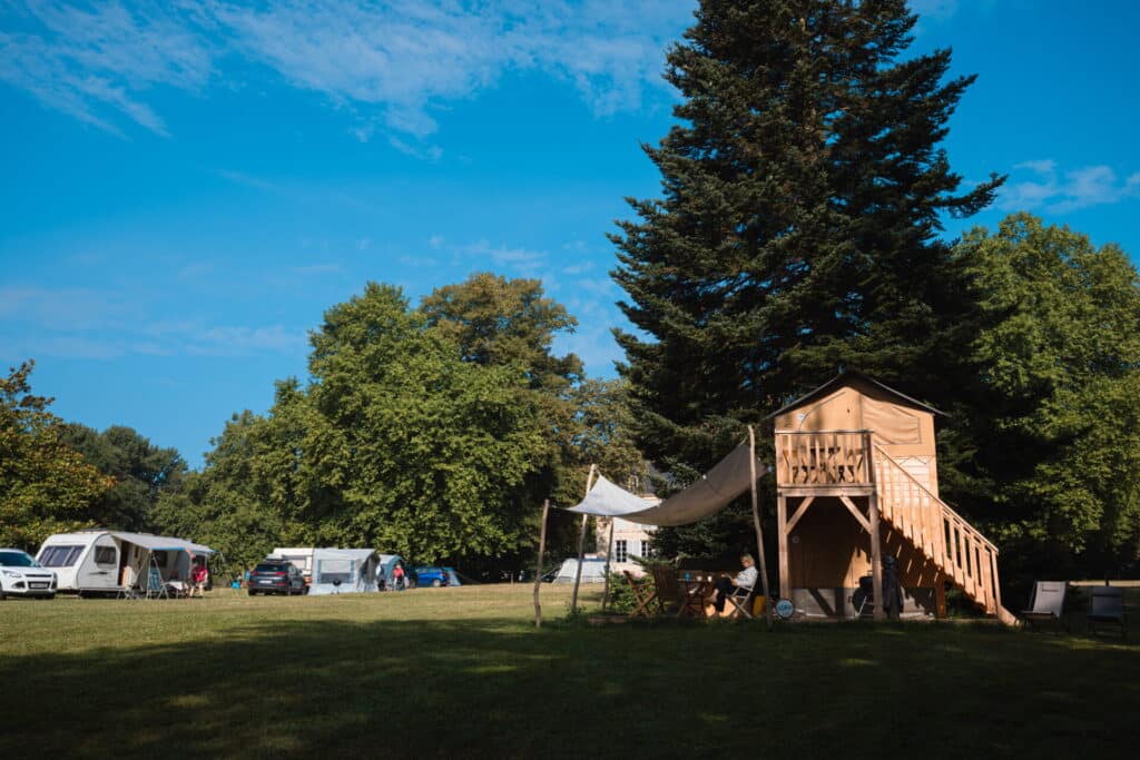 Camping 5 étoiles Château de Chanteloup : vue générale de la zone lac et du glamping sur pilotis