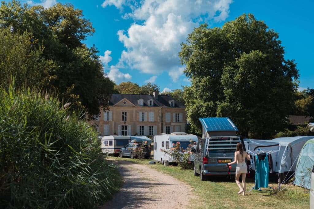 Camping 5 étoiles Château de Chanteloup : campeurs zone lac