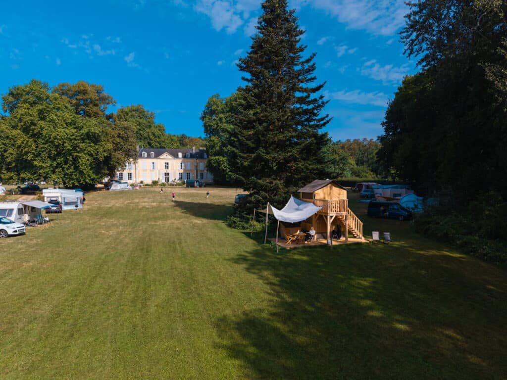 Camping 5 étoiles Château de Chanteloup : vue drone de la zone lac et du glamping sur pilotis