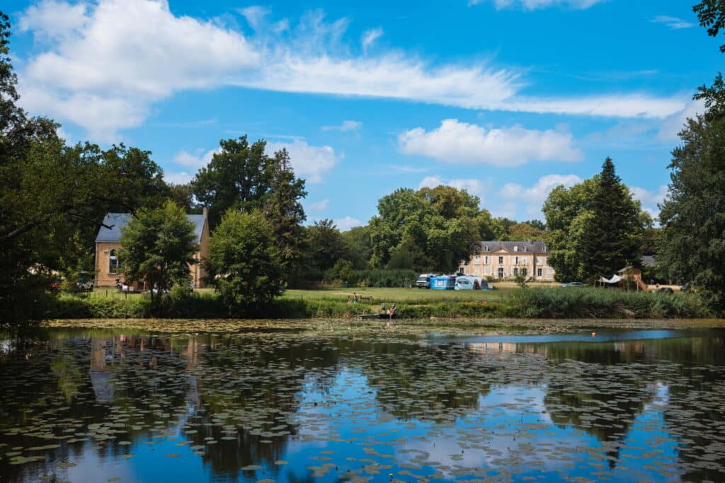 Camping 5 étoiles Château de Chanteloup : vue plus grande du chateau fond du lac