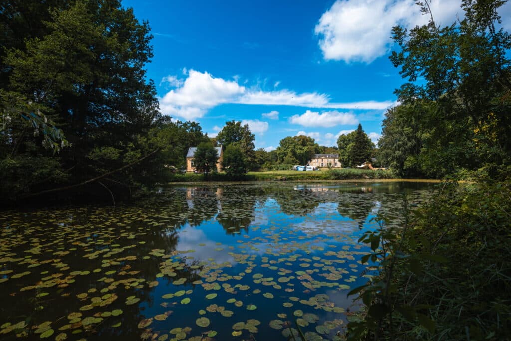 Camping 5 étoiles Château de Chanteloup : vue du chateau du bout du lac