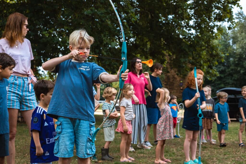Camping 5 étoiles Château de Chanteloup : activite Kids Club tir a l'arc pelouse