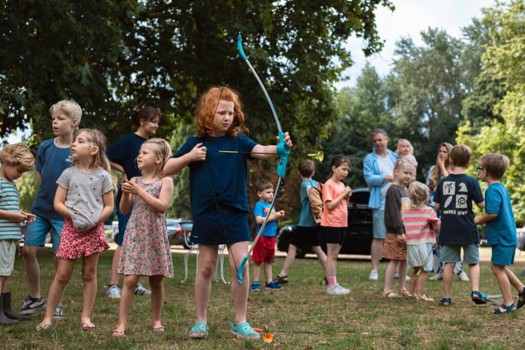Camping 5 étoiles Château de Chanteloup : activite Kids Club tir a l'arc