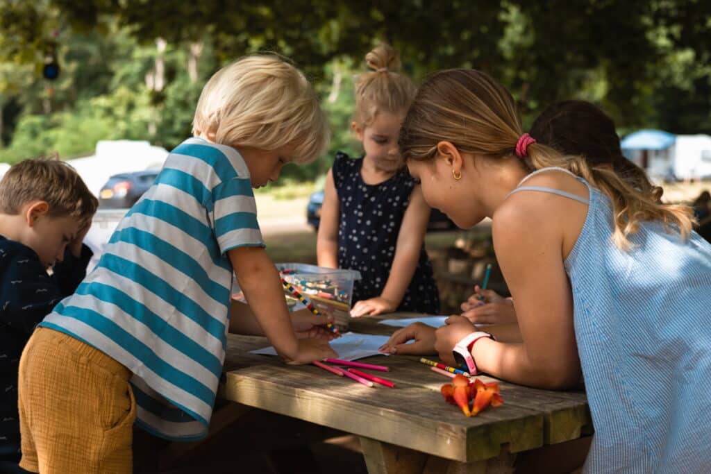 Camping 5 étoiles Château de Chanteloup : activite Kids Club coloriages