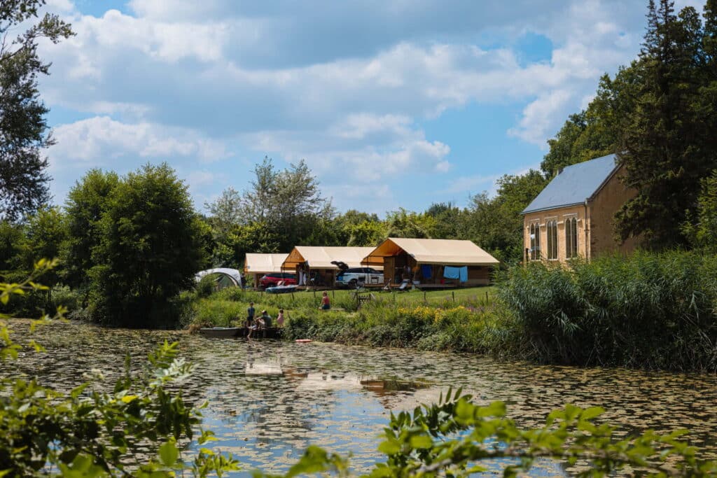 Camping 5 étoiles Château de Chanteloup : glampings au bord du lac