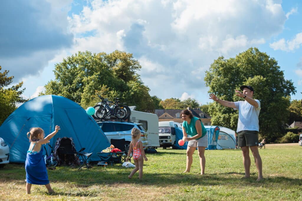 Camping 5 étoiles Château de Chanteloup : famille de capeurs qui joue espace zone lac