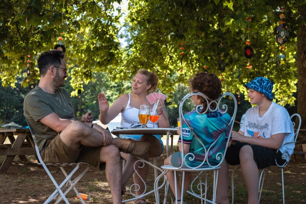 Camping 5 étoiles Château de Chanteloup : famille, jeu de cartes, espace devant le chateau