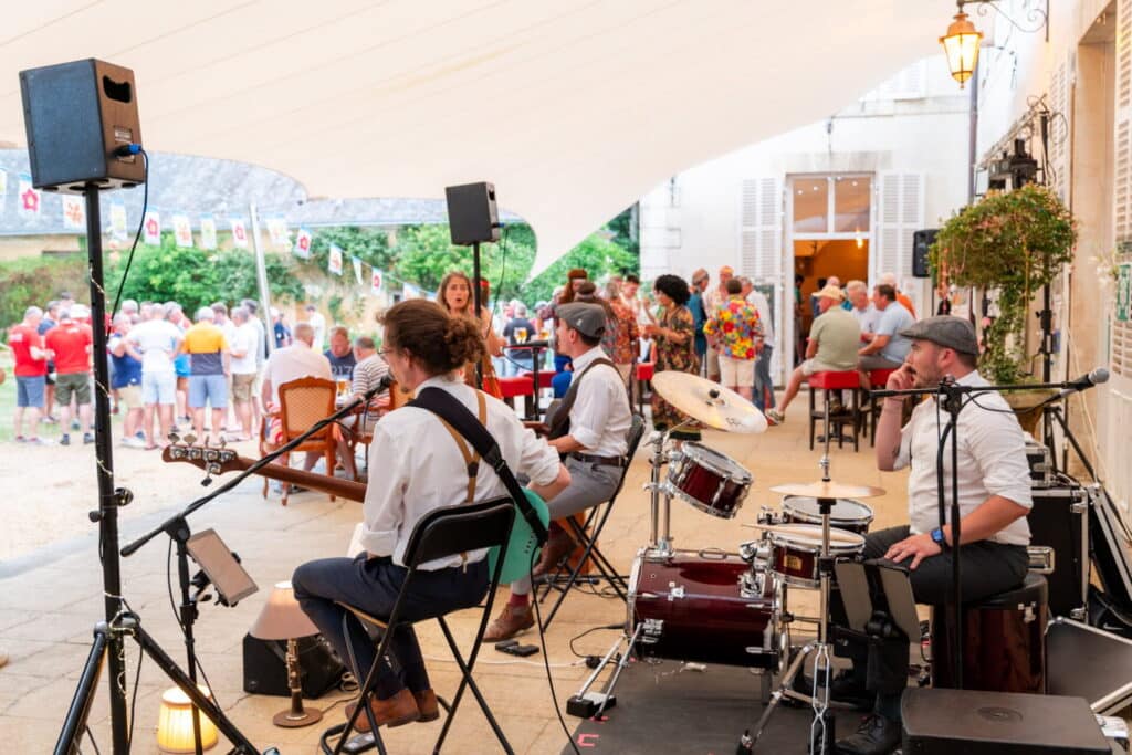 Camping 5 étoiles Château de Chanteloup : animation evenement du Mans Classic 2025 groupe de musique