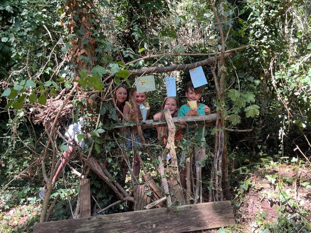 Camping 5 étoiles Château de Chanteloup : activite enfants construction de cabane dans la forêt gros plan