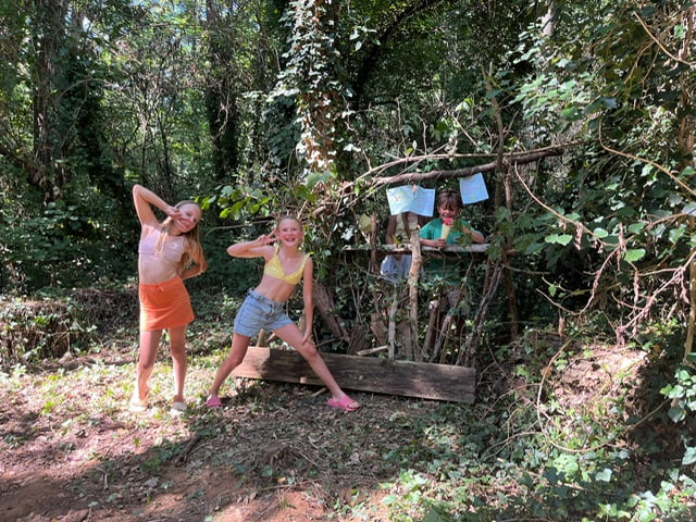 Camping 5 étoiles Château de Chanteloup : activite construction de cabane dans la forêt