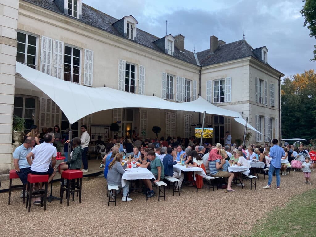 Camping 5 étoiles Château de Chanteloup : animation Pub Quizz terrasse